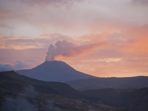 Le Volcan Sabancaya en activité au Canyon du Colca